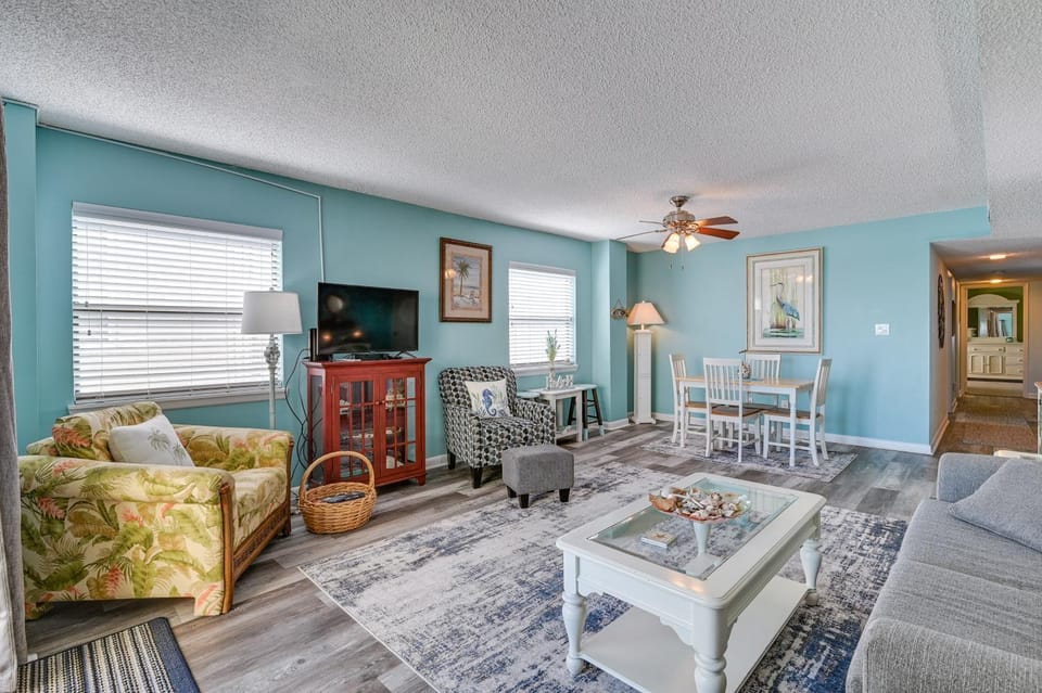 Beach Getaway w/ Pool Access + Patio w/ Ocean View House in Garden City