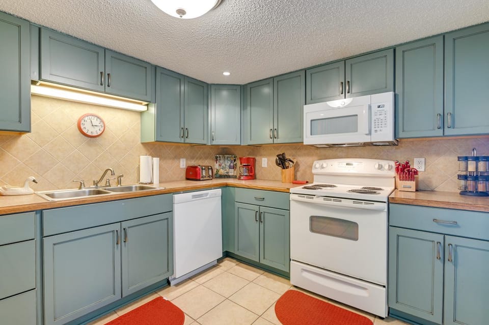 Beach Getaway w/ Pool Access + Patio w/ Ocean View House in Garden City