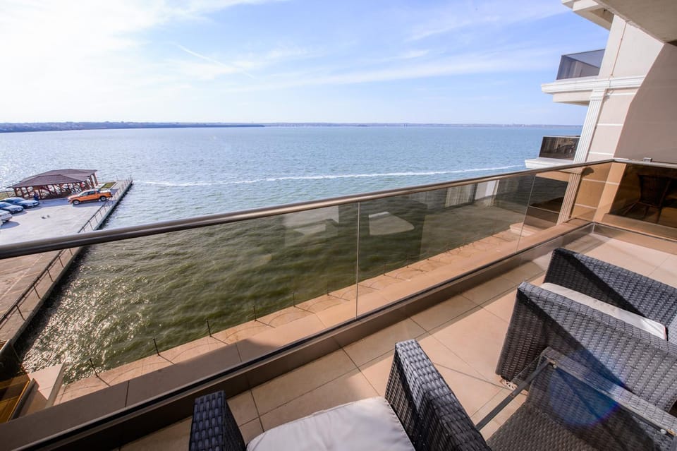 Balcony/Terrace, Lake view