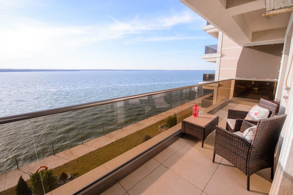 Balcony/Terrace, Lake view