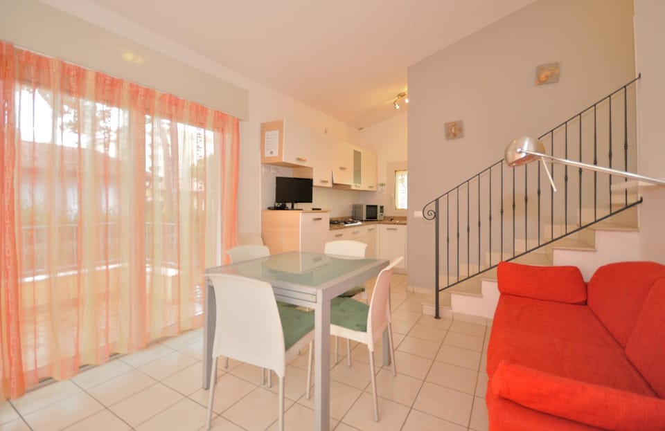 Kitchen or kitchenette, Living room, Dining area, minibar, stove
