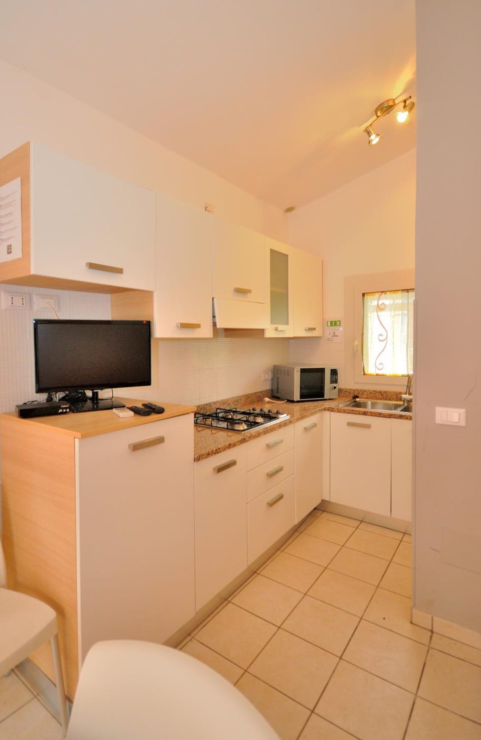 Kitchen or kitchenette, dishwasher, minibar, stove