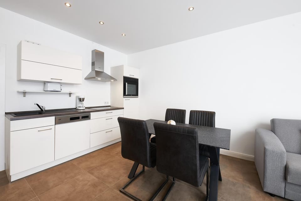 Kitchen or kitchenette, Dining area