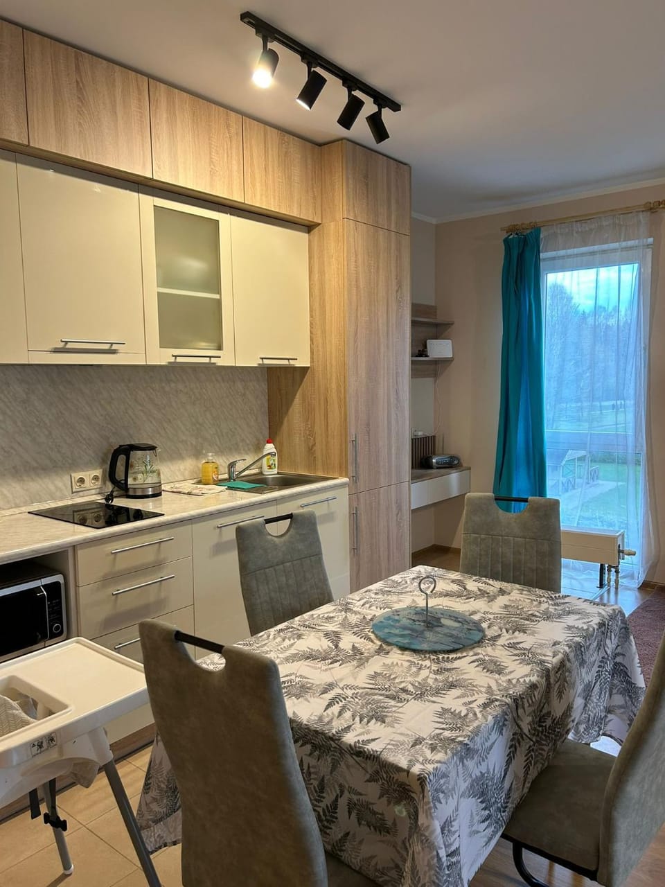 Coffee/tea facilities, Kitchen or kitchenette, Dining area, stove