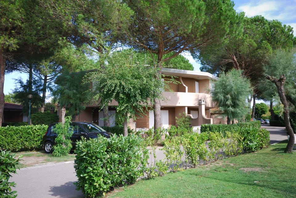 Facade/entrance, Garden