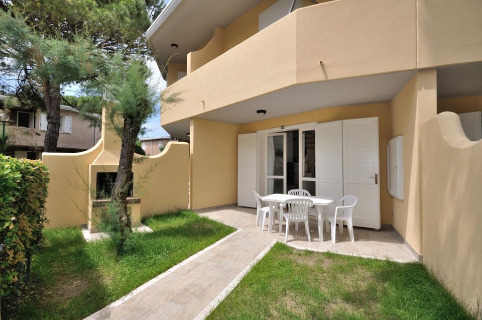 Facade/entrance, Garden
