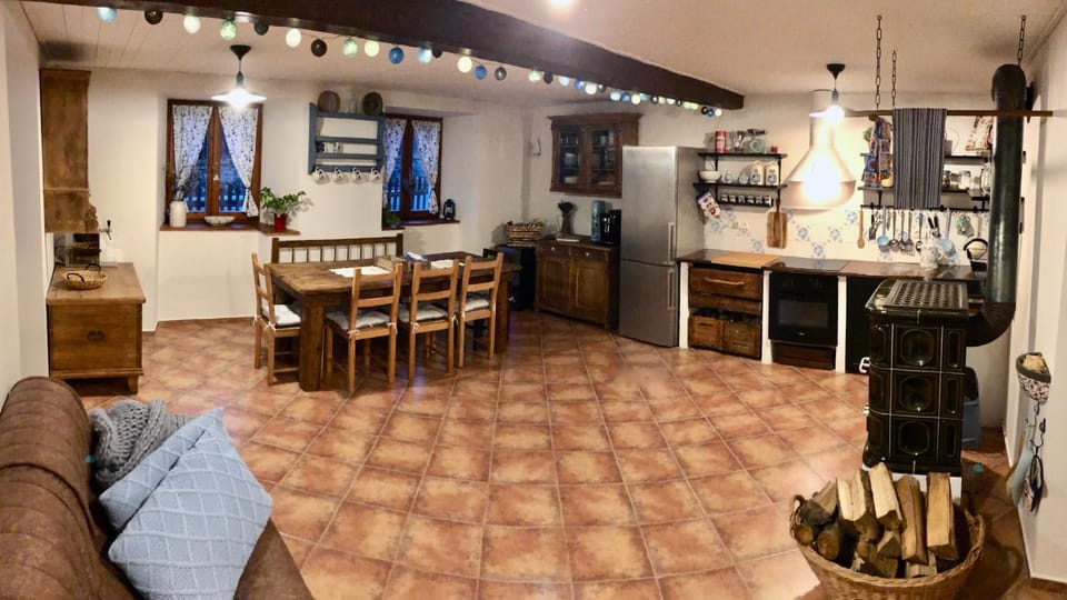 Kitchen or kitchenette, Living room, Seating area, Dining area