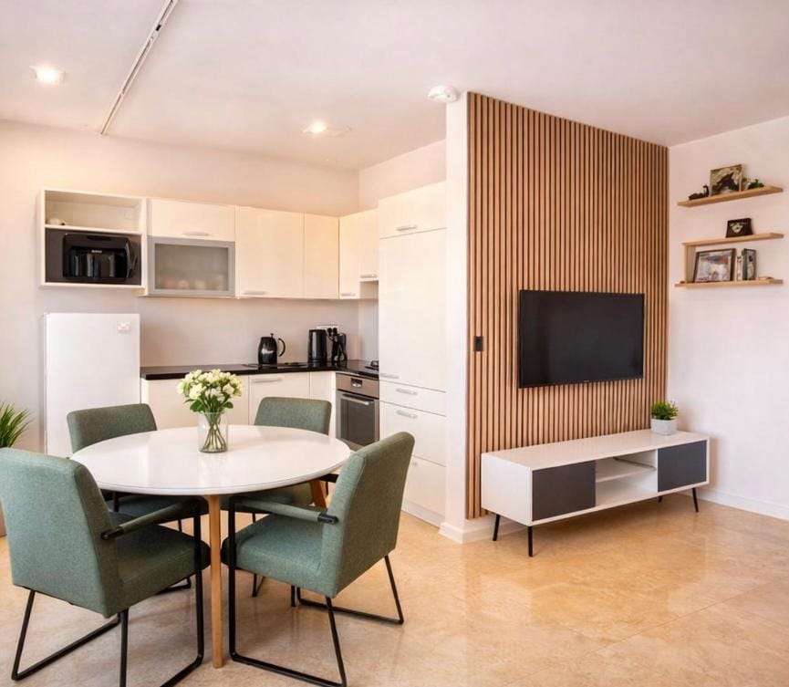 Communal lounge/ TV room, TV and multimedia, Coffee/tea facilities, Kitchen or kitchenette, Dining area, oven