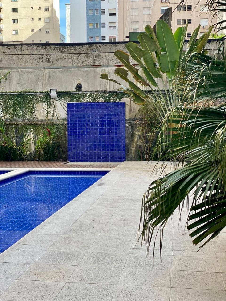 Apto com piscinas, sacada Gourmet, 2 gar, 50 mts da praia Apartment in State of São Paulo
