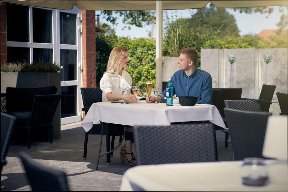 Restaurant/places to eat, Balcony/Terrace, Food and drinks, Food, Guests