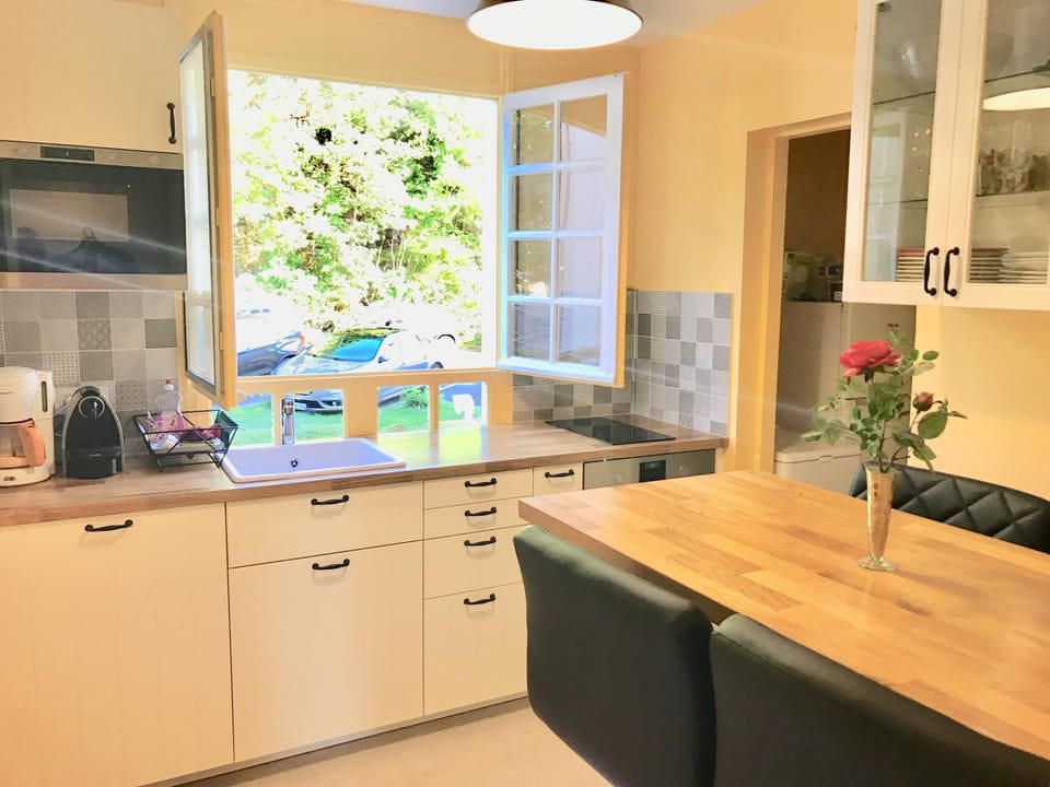 Kitchen or kitchenette, Seating area, Dining area, minibar, pet friendly, stove
