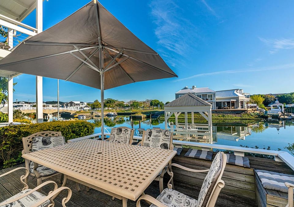 Property building, Patio, Day, Natural landscape, View (from property/room), Balcony/Terrace, Dining area, Lake view, River view, sunbed