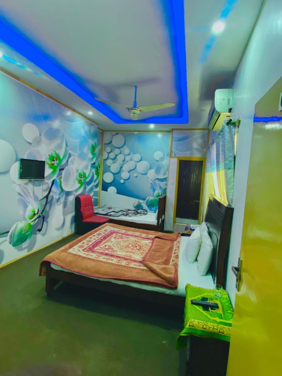 Bed, TV and multimedia, Photo of the whole room