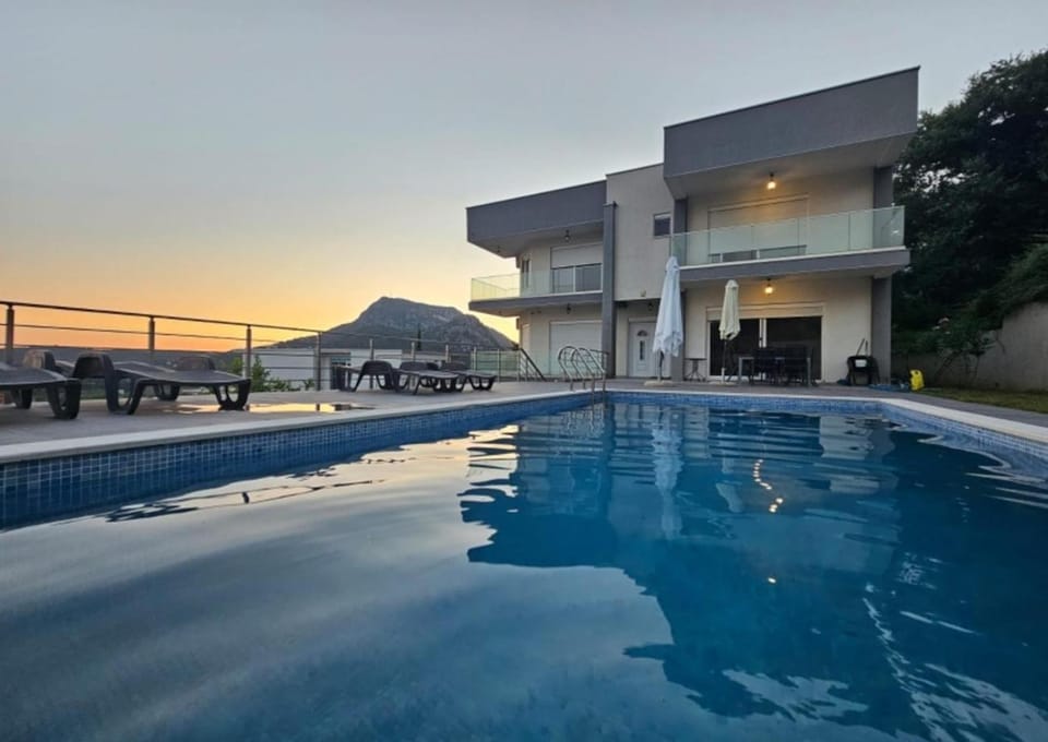 Property building, Day, Pool view, Swimming pool, Sunset, sunbed