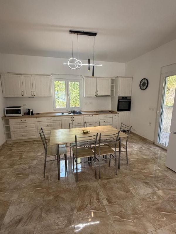 Kitchen or kitchenette, Dining area, dishwasher, stove