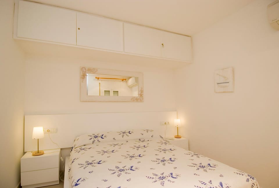 Restaurant/places to eat, Spring, Bed, Day, Night, Natural landscape, Winter, Summer, Fishing, Golfcourse, Horse-riding, Minigolf, Snorkeling, Squash, Photo of the whole room, Tennis court, Windsurfing, Canoeing, Hiking, Cycling, Diving, Bedroom, Autumn, On site