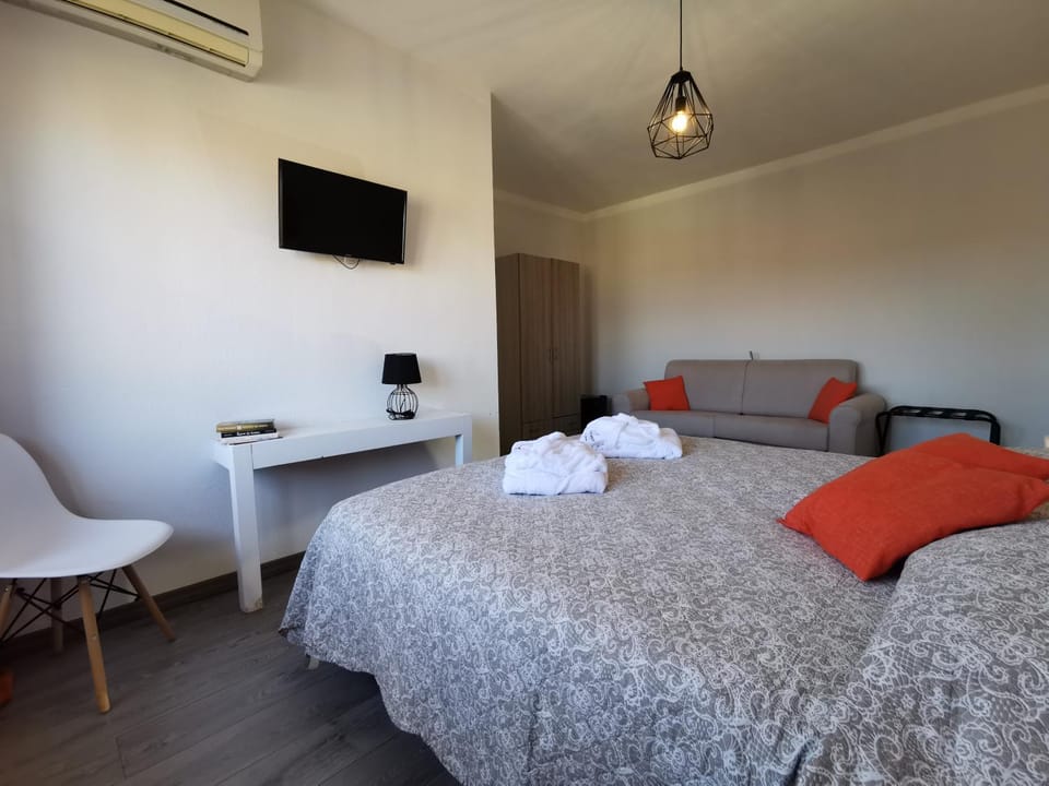 Bed, TV and multimedia, Photo of the whole room