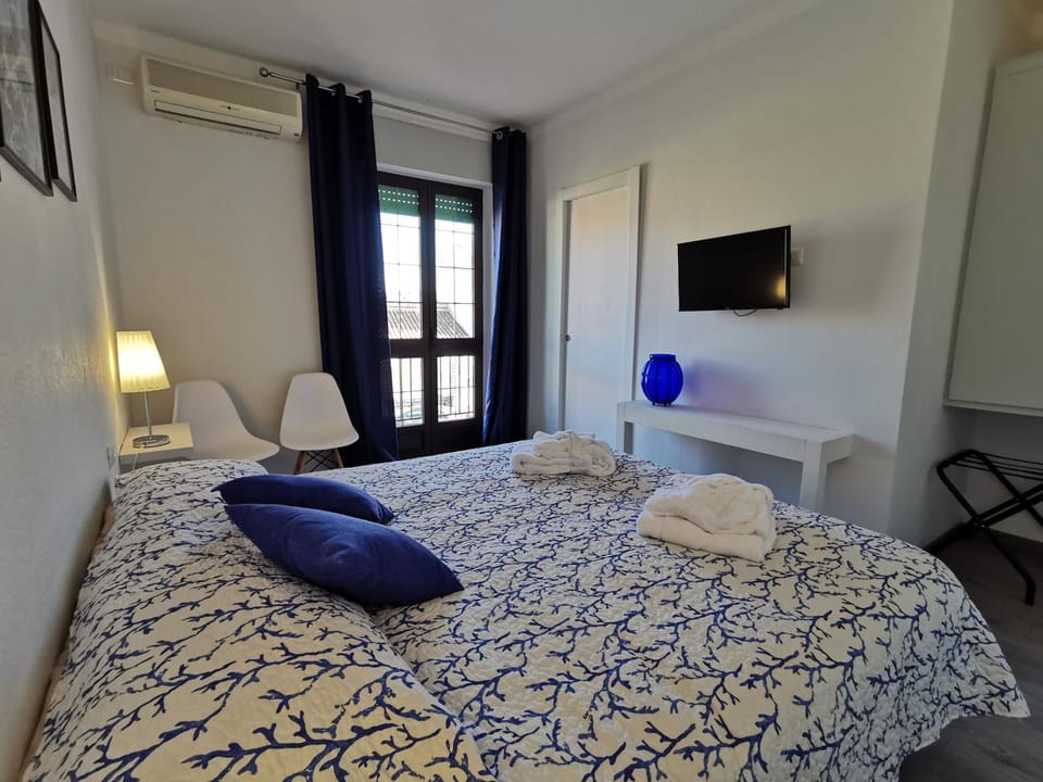 Bed, TV and multimedia, Photo of the whole room