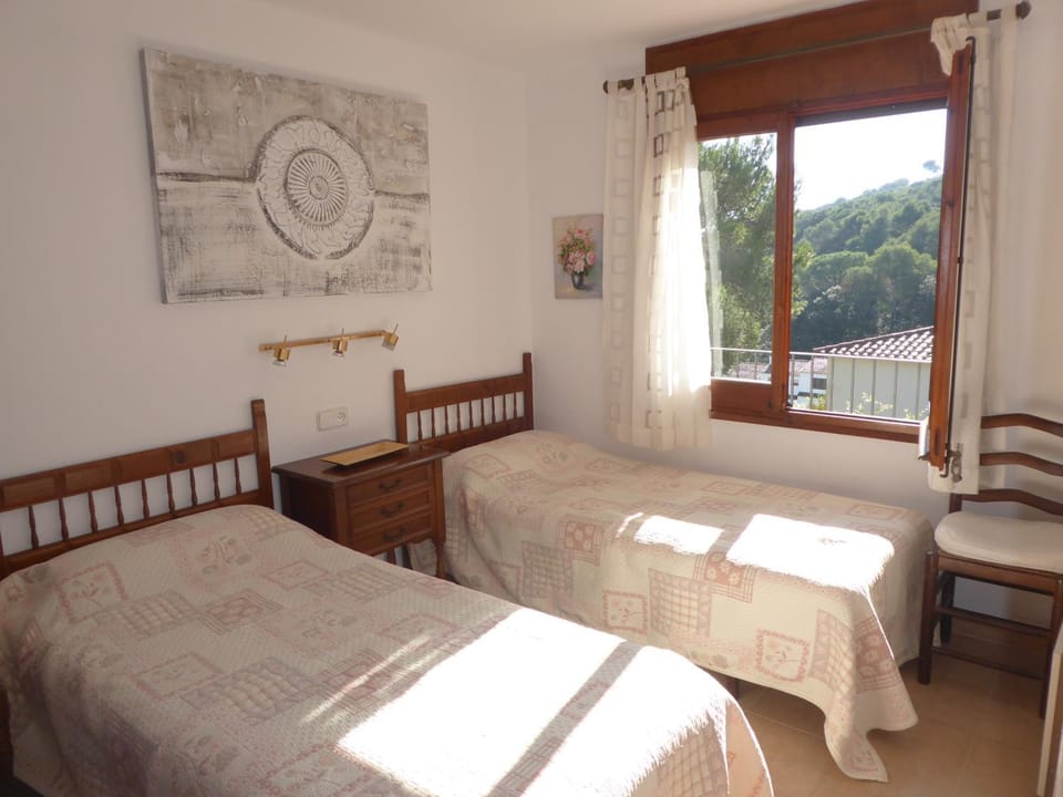 Restaurant/places to eat, Spring, Bed, Day, Natural landscape, Summer, Fishing, Golfcourse, Horse-riding, Minigolf, Snorkeling, Squash, Photo of the whole room, Beach, Tennis court, Windsurfing, Canoeing, Hiking, Cycling, Diving, Bedroom, Autumn, On site, Garden view, Mountain view