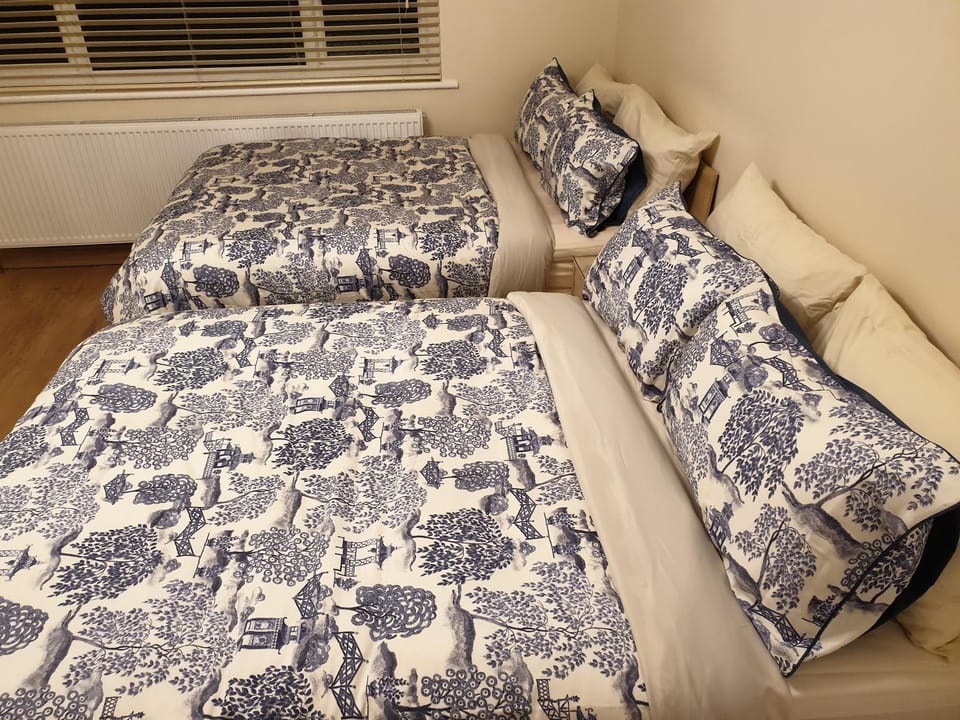 London Luxury 3 Bedroom Flat 1min walk from Underground, with FREE PARKING Sleeps x10 Apartment in Ilford