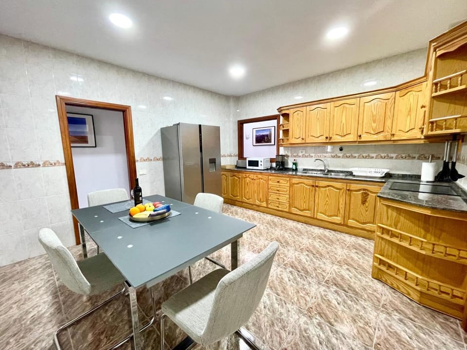 Kitchen or kitchenette, Dining area, oven, stove