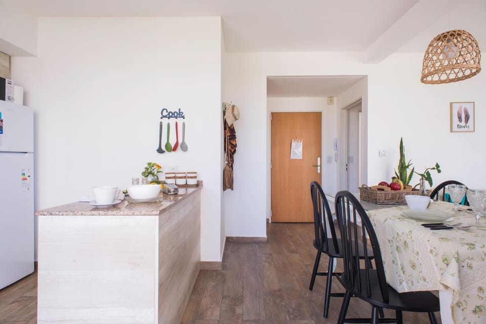 Kitchen or kitchenette, Seating area, Dining area
