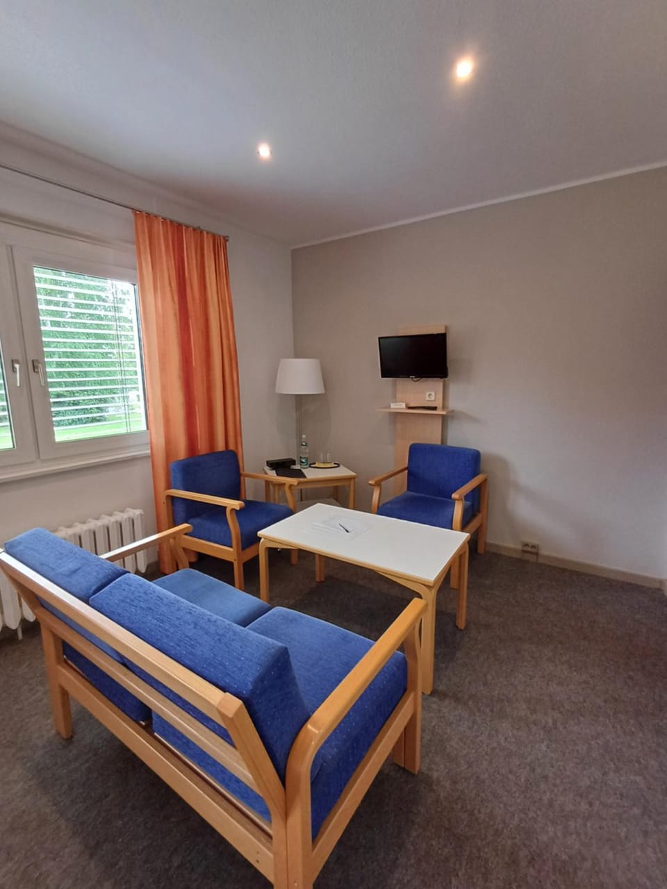 Photo of the whole room, Seating area