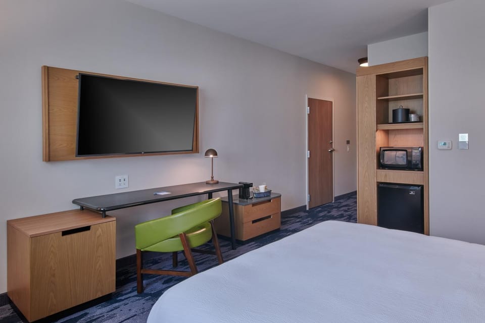 Bed, TV and multimedia, Bedroom, minibar