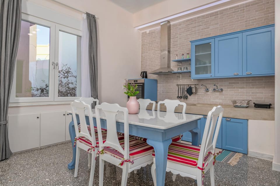 Kitchen or kitchenette, Dining area, stove