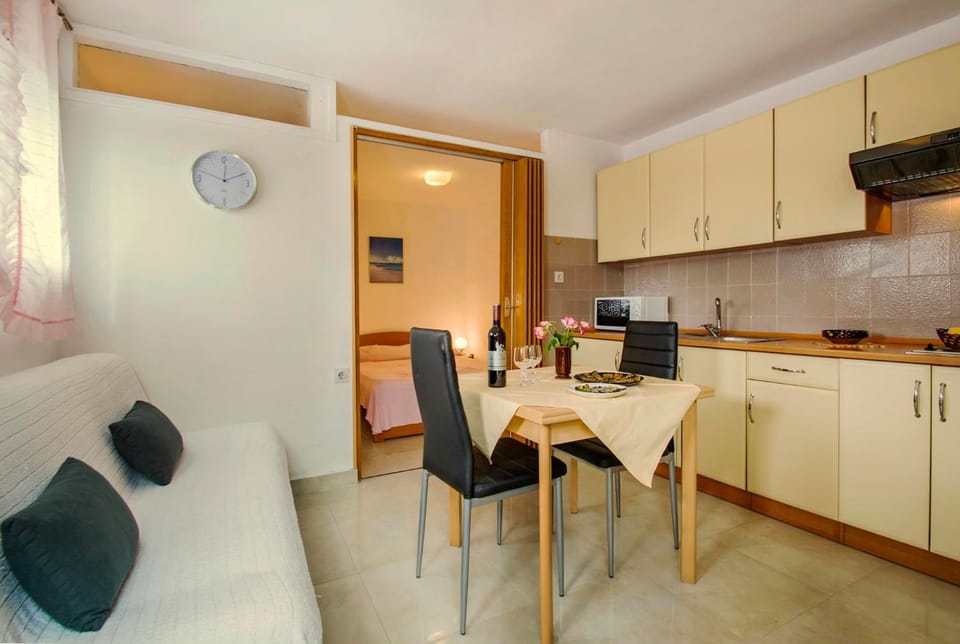 Kitchen or kitchenette, Dining area
