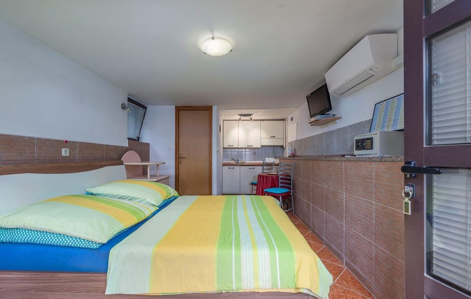 Bed, Kitchen or kitchenette, Bedroom