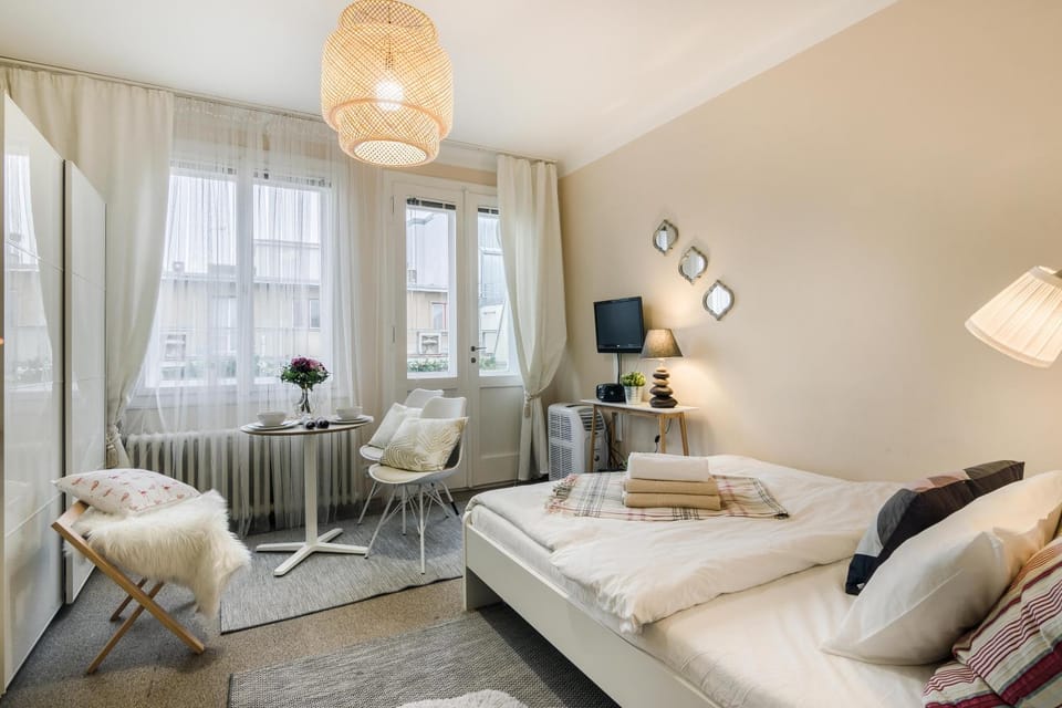 Photo of the whole room, Dining area, Bedroom