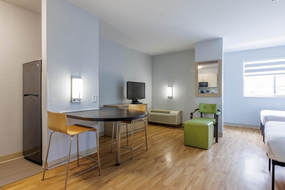 Bed, TV and multimedia, Dining area, Bedroom