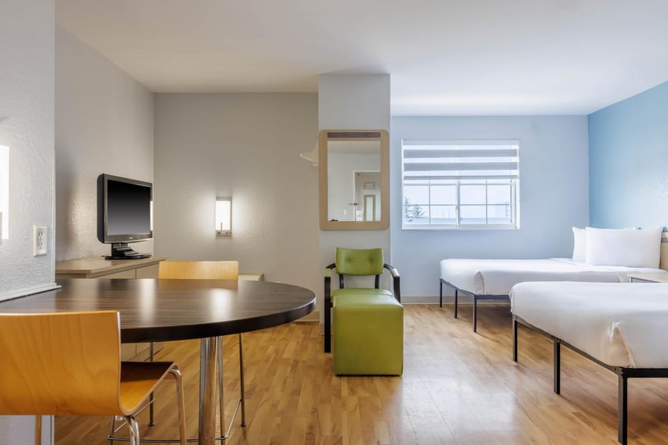 Bed, TV and multimedia, Bedroom