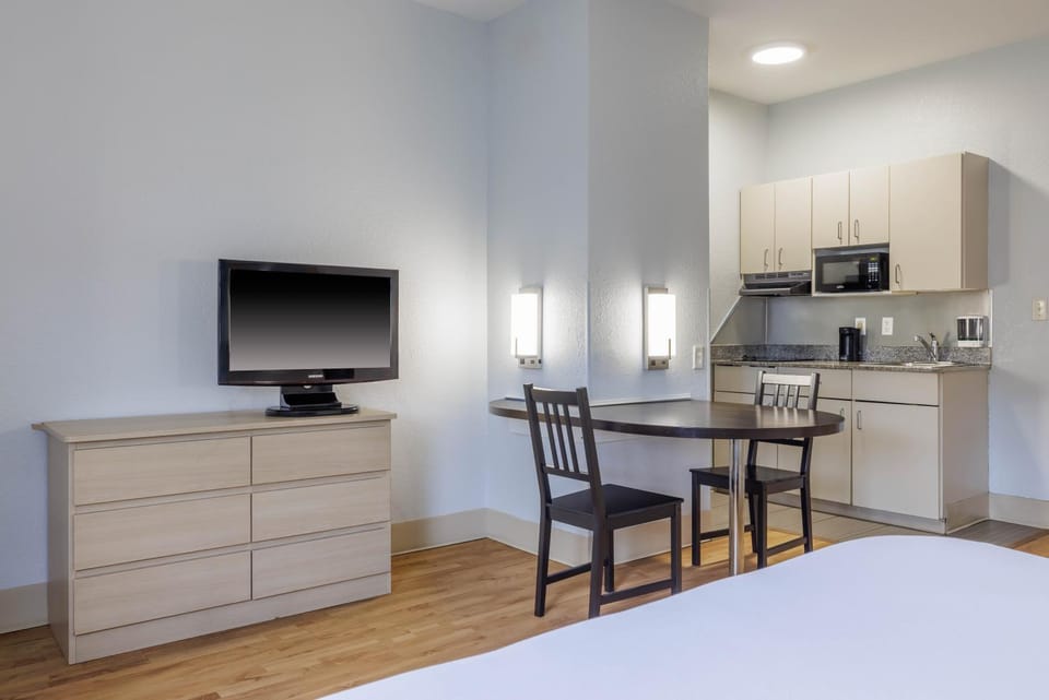 TV and multimedia, Kitchen or kitchenette, Bedroom, stove