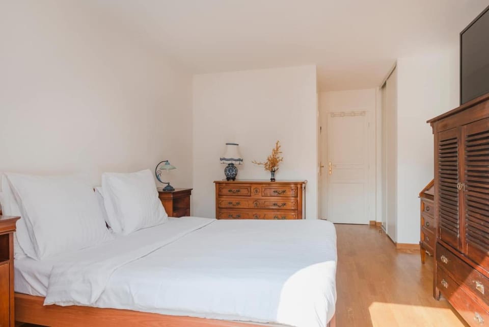 Communal lounge/ TV room, Bed, TV and multimedia, Bedroom