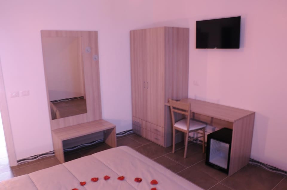 Bed, TV and multimedia, Photo of the whole room, Bedroom