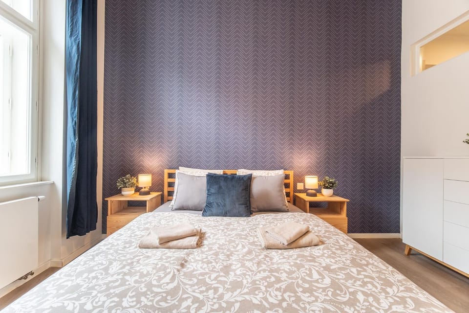 Bed, Bedroom, towels, towels
