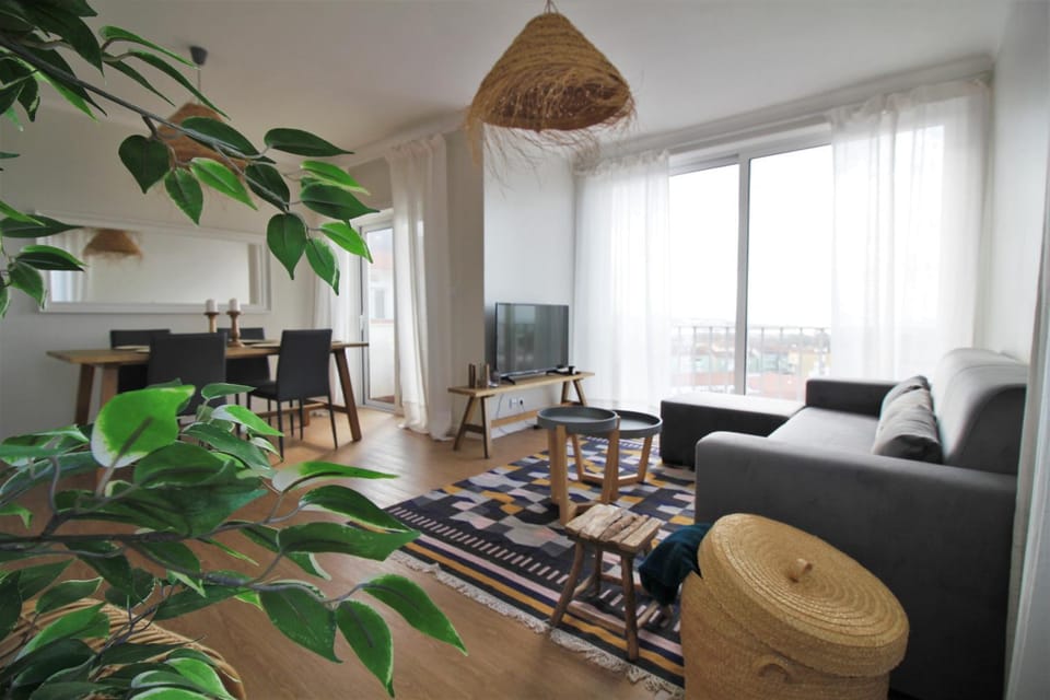 Communal lounge/ TV room, TV and multimedia, Living room, Banquet/Function facilities, Dining area, River view, Sea view