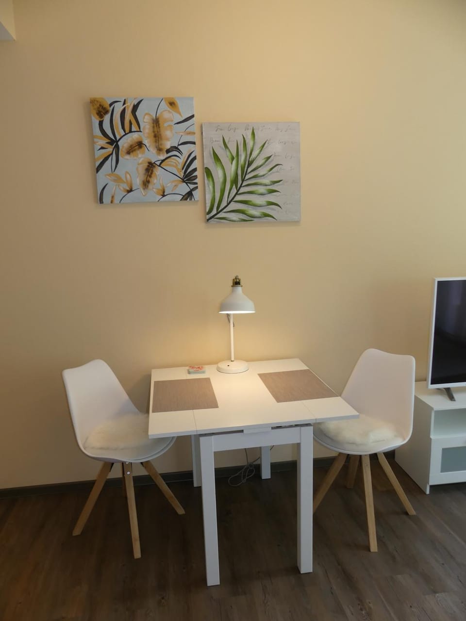 Seating area, Dining area