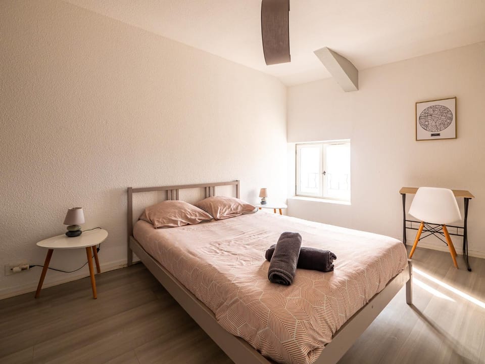 Bed, Photo of the whole room, Bedroom, towels