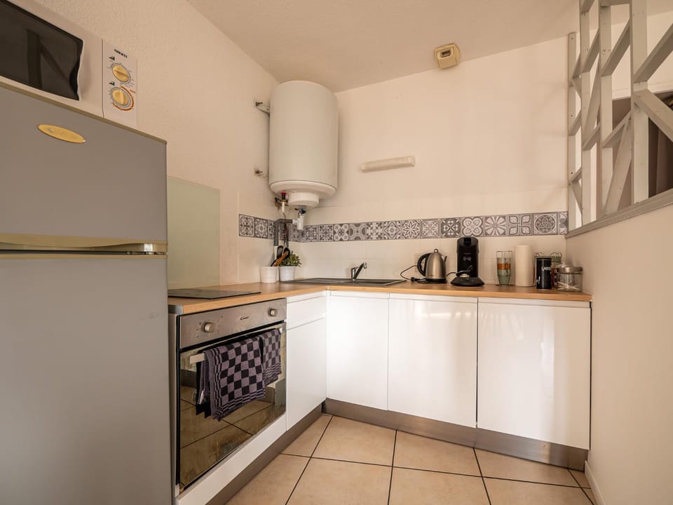 Coffee/tea facilities, Kitchen or kitchenette, oven, stove