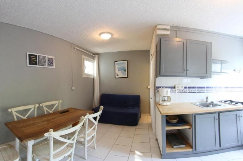 Living room, Seating area, Dining area, stove