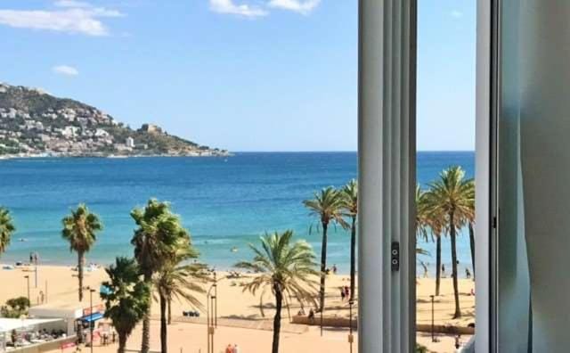 Appartement Première Ligne de mer avec piscine Apartment in Roses