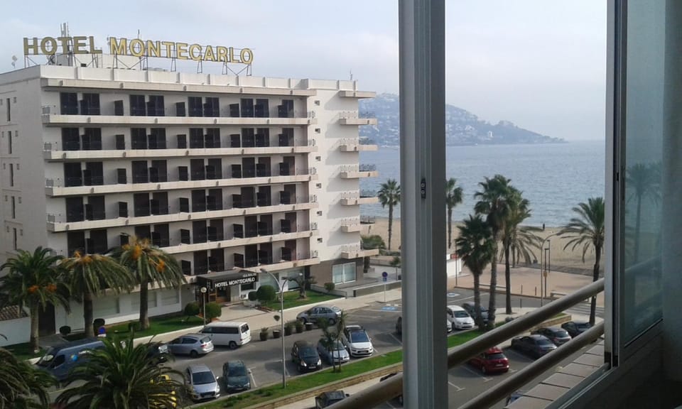 Appartement Première Ligne de mer avec piscine Apartment in Roses