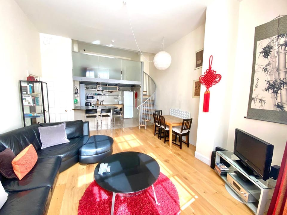 TV and multimedia, Living room, Seating area, Dining area