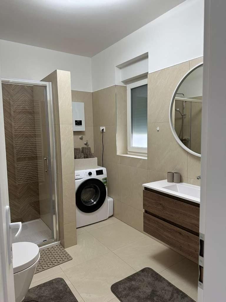 Shower, Bathroom, towels, washing machine
