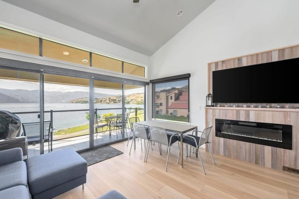 Lake Chelan Shores - Beachfront Sunsets #6-5 Apartment in Chelan (In Town)