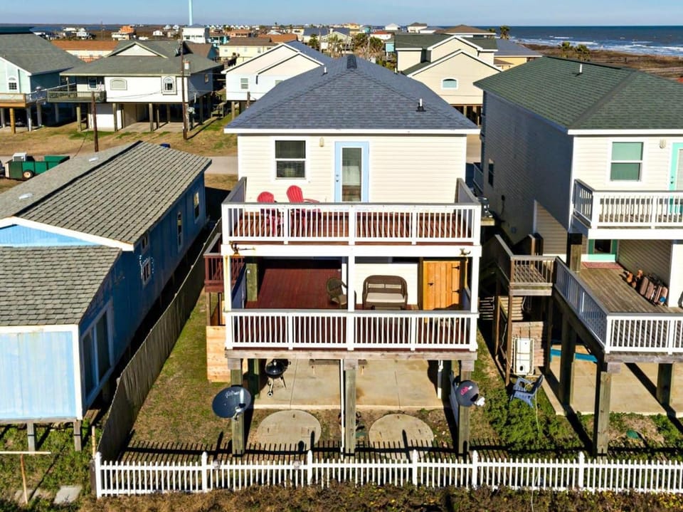 Phoenix Rising - Chill Beach Vibes, 4 Decks! House in Surfside Beach