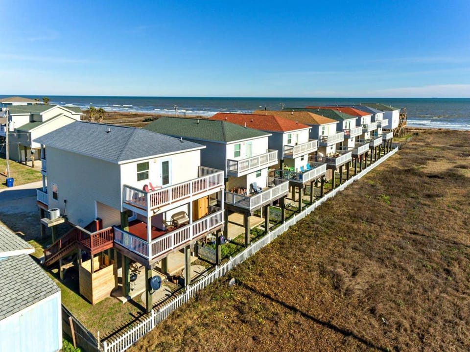 Phoenix Rising - Chill Beach Vibes, 4 Decks! House in Surfside Beach